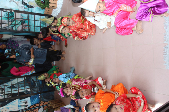 말레이시아 믈라카 주의 탐박 파야 마을 아이들이 전통옷을 입고 마을을 방문한 한국인들을 맞고 있다. 한국GPF재단 제공