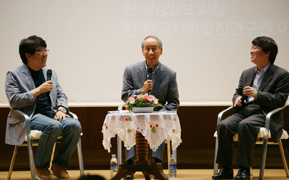 윤여준 전 환경부 장관(가운데)이 지난 12일 오후 경남 창원시 의창구 용호동 성산아트홀 대극장에서 열린 ‘2011 희망공감 창원 청춘콘서트’에 참석해 ‘시골의사’ 박경철(왼쪽) 원장, 안철수 원장과 대담하고 있다. 평화재단 제공