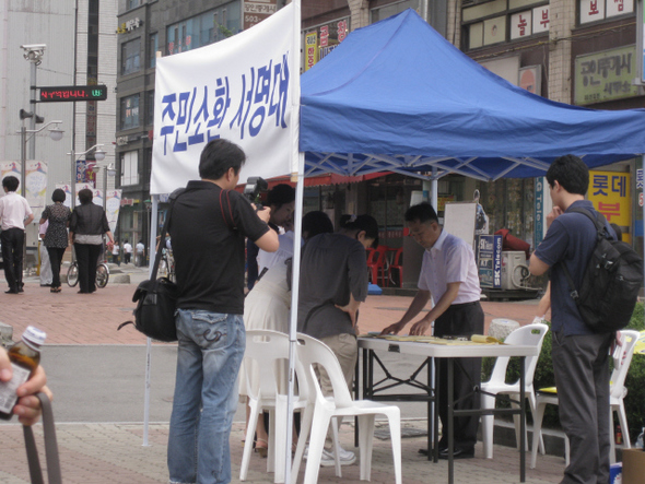 지난 7월22일 경기도 과천시 도심 거리에서 시민들이 여인국 과천시장에 대한 주민소환 투표 청구를 위한 서명운동을 하고 있다. 서명 참여 열기가 뜨거워 기초지방자치단체장에 대한 주민소환 투표가 이뤄질 가능성이 크다.  여인국 과천시장 주민소환운동본부 제공
