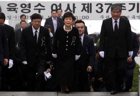 박근혜(가운데) 전 한나라당 대표가 15일 오전 서울 동작구 국립 서울현충원에서 열린 ‘육영수 여사 제37주년 추모식’에 참석해 분향을 하러 묘소로 걸어가고 있다. 왼쪽은 박 전대표의 동생 박지만씨. 
 김태형 기자 xogud555@hani.co.kr