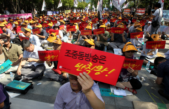 전국언론노동조합 소속 조합원들이 23일 오후 서울 여의도 산업은행 앞에서 열린 ‘공정방송 복원과 조·중·동 방송 광고 직거래 저지를 위한 총파업 출정식’에서 ‘조중동 방송은 반칙왕’이라고 적힌 손팻말을 들고 구호를 외치고 있다.  박종식 기자 anaki@hani.co.kr