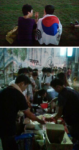 태극기를 두르고 서울광장에 모인 시민(위), 서울시민들이 자발적으로 준비해 온 국수를 나누어 먹고 있다(아래). 사진 @mediamongu　