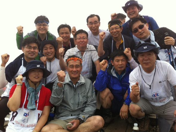 장세주 동국제강 회장(앞줄 가운데)은 25일 임직원 200여명과 함께 8시간 동안 한라산을 등반하며 사업 의지를 다졌다. 동국제강 제공