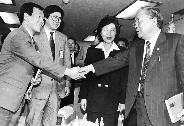 1993년 4월8일 오후 서울 세종로 정부종합청사 교육부장관실에서 전교조 집행부와 오병문 교육부 장관이 역사적인 첫 악수를 하고 있다. 전교조 결성 이후 4년 만에 이뤄진 이날 면담에서 필자(오른쪽 두번째)는 1500명 해직교사의 조건없는 전원복직을 요구했다.  <한겨레> 자료사진
