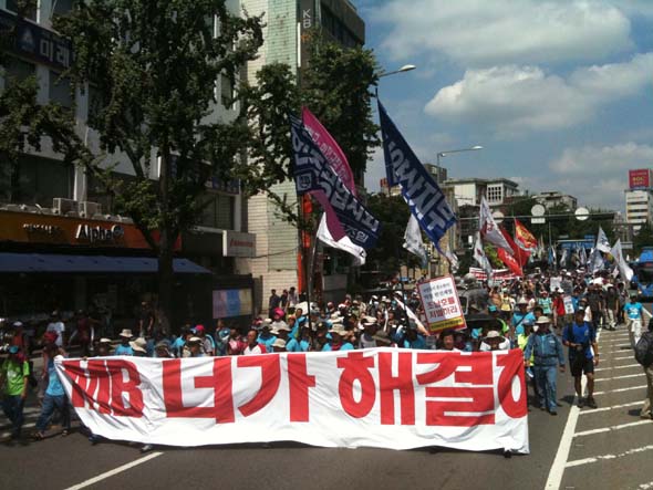 희망버스 참가 시민들이 28일 서울 용산구 한진중공업 앞으로 행진을 하고 있다. 사진 허재현 기자.