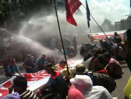 경찰은 서울 용산구 한진중공업 본사 30여미터 근방에서 희망버스 참가 시민들에게 물포를 쏘았다. 사진 허재현 기자
