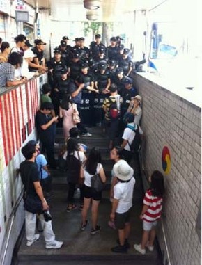 경찰이 28일 아침 서울 지하철 3호선 독립문역 3번출구에서 출구를 막아선 채 시민들의 통행을 막고 있다. 사진. @ziyo16