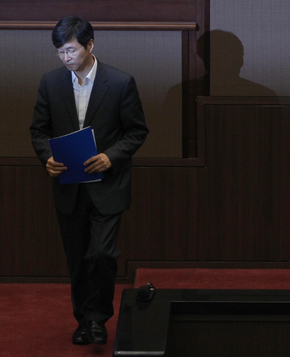 곽노현 서울시 교육감이 29일 오후 서울 중구 서울시의회 본회의에서 ‘교육비 추가경정 예산안 제출에 따른 시정연설’을 마친 뒤 단상에서 내려오고 있다. 곽 교육감은 이날 연설 말미에 “부덕의 소치로 서울 시민들에게 걱정과 심려를 끼치게 돼 몹시 송구스럽다”고 말했다.  박종식 기자 <A href="mailto:anaki@hani.co.kr">anaki@hani.co.kr</A>