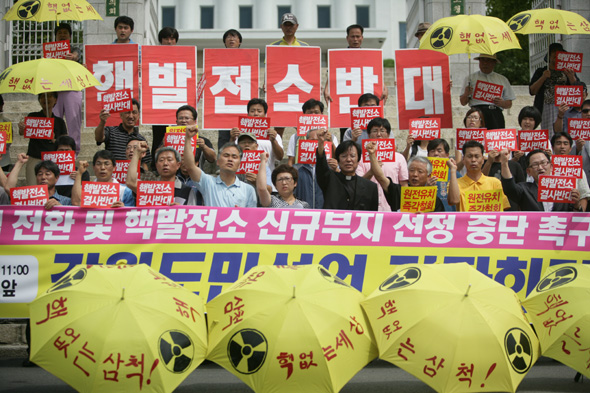 삼척핵발전소유치백지화투쟁위원회를 비롯한 강원지역 시민사회단체 활동가 50여명이 29일 오전 춘천봉의동 강원도청 앞 광장에서 ‘강원도민선언’을 발표한 뒤, 삼척 핵발전소 신규 부지 선정 중단을 촉구하는 구호를 외치고 있다.