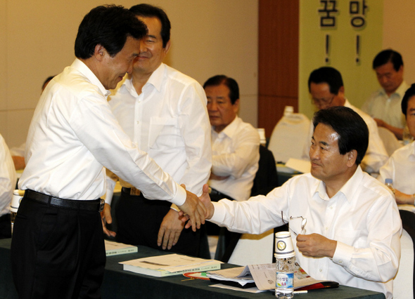 어색한 악수 손학규 민주당 대표(앞줄 왼쪽)가 30일 서울 서초구 양재동 서울교육문화회관에서 열린 정기국회 대비 국회의원 워크숍에서 정동영 최고위원(앞줄 오른쪽)과 악수하는 것을 정세균 최고위원(가운데)이 바라보고 있다.  김명진 기자 littleprince@hani.co.kr