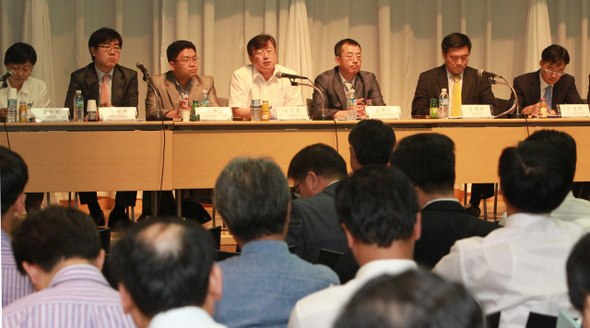 30일 서울 목동 방송회관에서 방송통신위원회 주최로 ‘방송사업자간 소유·겸영 규제 개선 방안’ 공청회가 열리고 있다.  이정우 선임기자 <A href="mailto:woo@hani.co.kr">woo@hani.co.kr</A>