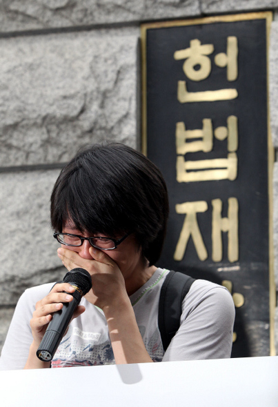 30일 오후 양심적 병역 거부를 처벌하도록 한 병역법 관련 조항에 합헌 결정이 난 뒤, 자신을 양심적 병역 거부자라고 밝힌 이준규(27)씨가 서울 재동 헌법재판소 앞에서 눈물을 흘리고 있다. 헌재는 이날 재판관 7(합헌) 대 2(위헌) 의견으로 병역법 관련 조항이 합헌이라고 결정했다.  박종식 기자 <A href="mailto:anaki@hani.co.kr">anaki@hani.co.kr</A>