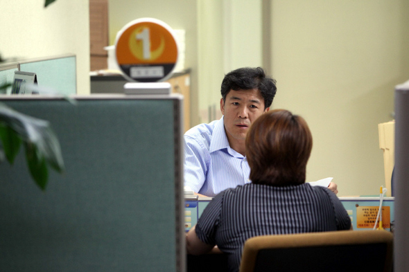 한 시민이 31일 오후 서울 중구 명동 신용회복위원회 명동본부를 찾아 창구 상담을 받고 있다. 신용회복위원회는 채무문제로 어려움을 겪고 있는 시민에게 원리금감면과 변제유예 등의 방법으로 도움을 주고 있다.  김태형 기자 xogud555@hani.co.kr