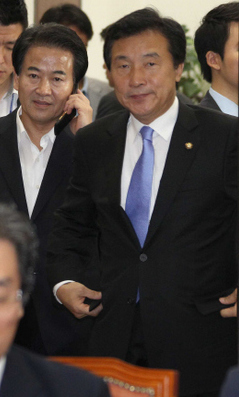  손학규 민주당 대표(가운데)가 31일 오전 국회에서 열린 최고위원회의에 참석하기 위해 회의실로 들어서고 있다. 탁기형 선임기자 <A href="mailto:khtak@hani.co.kr">khtak@hani.co.kr</A>
