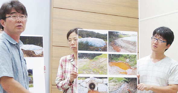 충북지역 구제역 매몰지 시민조사단이 31일 오전 충북도청에서 진천·괴산 등 매몰지 17곳의 관리 실태를 발표하고 있다