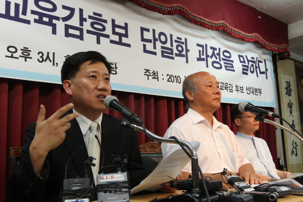 곽노현 서울시교육감 후보 선거대책본부 당시 후보대리인을 맡았던 김성오씨(왼쪽 첫째)가 1일 오후 서울 종로구 흥사단 강당에서 열린 교육감후보 단일화 과정 증언 기자회견에서 기자들의 질문에 답하고 있다. 그 옆은 박석운 당시 선거대책본부장과 조승현 선거대책본부 상임집행위원장.  강재훈 선임기자 khan@hani.co.kr