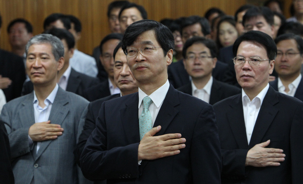 후보 매수 혐의로 검찰 수사를 받고 있는 곽노현 서울시교육감(가운데)이 1일 오전 서울 종로구 신문로 서울시교육청 강당에서 열린 월례회의에 참석해 국민의례를 하고 있다. 곽 교육감은 이 자리에서 “더욱 막중한 책임감과 신중함으로 교육감직을 수행하겠다”며 ‘사퇴 불가’ 입장을 밝혔다. 반면 검찰은 이날, 지난해 교육감 선거 당시 선거대책본부장 등을 소환해 곽 교육감의 혐의를 뒷받침할 보강 조사를 계속했다.   신소영 기자 viator@hani.co.kr