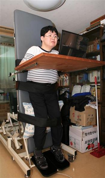 한성민씨가 그나마 최소한의 경제적 활동을 하고 몇 시간이라도 설 수 있는 것은 각도 조절 침대 때문이다. 희귀 난치성 질환자들의 삶의 질을 높여줄 수 있는 고가의 보장구들은 지원에서 제외되는 실정이다.