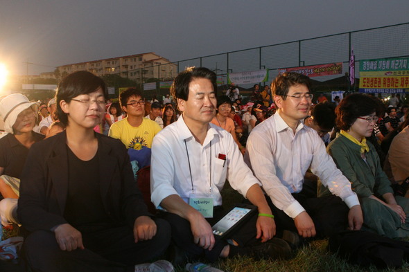 정동영 민주당 최고위원과 이정희 민주노동당 대표, 김재윤 민주당 의원이 3일 오후 열린 제주 강정마을 ‘놀자 놀자 강정놀자’ 행사에 참석해 묵념을 하고 있다. 허호준 기자