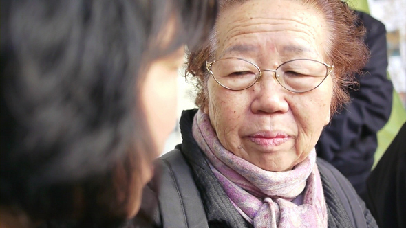 지난 2009년 11월 서울 청계천 ‘전태일 다리’에서 열린 39주기 전태일 추모 거리문화제에 참석한 이소선씨가 한 용산참사 유가족의 고민을 들어주고 있다.  전태일재단 제공