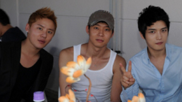 지난 30일 드라마 <보스를 지켜라> 촬영장에 함께 모인 제이와이제이 김준수, 박유천, 김재중.  에스비에스 제공