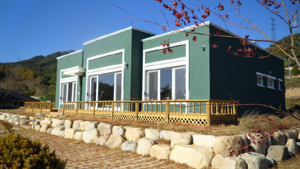 한국, 일본, 독일의 친환경 패시브주택 업체들이 미래형 단독주택 시장의 저변을 넓혀가고 있어 주목된다. 위부터 홈덱스의 국내 첫 에너지 절감형 그린한옥, 경기도 용인 동백지구에 지어진 일본 세키스이하임 본보기집, 충북 제천에 들어선 독일 이소라스트의 웰빙패시브하우스.  각 업체 제공
