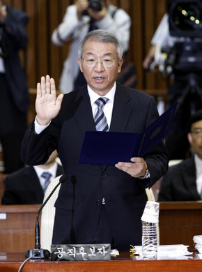양승태 대법원장 후보자가 6일 오전 국회에서 열린 인사청문회에서 선서를 하고 있다. 김명진 기자