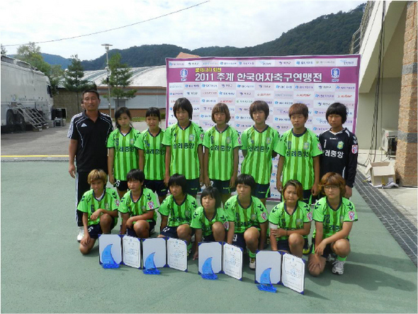 전북 완주 삼례중앙초등학교 축구부가 등록선수 11명인 어려운 여건에서도 전국대회 준우승을 차지했다. 최근 들어온 일부 선수들은 아직 정식으로 등록하지 못했다. 홍성필(뒷줄 맨 왼쪽) 감독과 선수들이 기념 촬영을 했다.  삼례중앙초등학교 제공