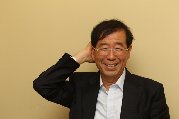 야권의 서울시장 후보로 나선 박원순 변호사가 8일 오전 서울 중구 정동의 한 레스토랑에서 와 인터뷰를 하는 도중 뒷머리를 긁적이며 겸연쩍게 웃고 있다.  이정아 기자 leej@hani.co.kr