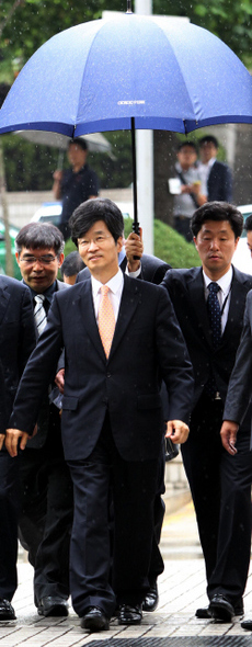 곽노현 서울시교육감(맨 앞)이 9일 오후 구속 전 피의자심문(영장실질심사)을 받기 위해 변호인 등과 함께 서울 서초구 서초동 서울중앙지법으로 들어서고 있다. 
 박종식 기자 anaki@hani.co.kr