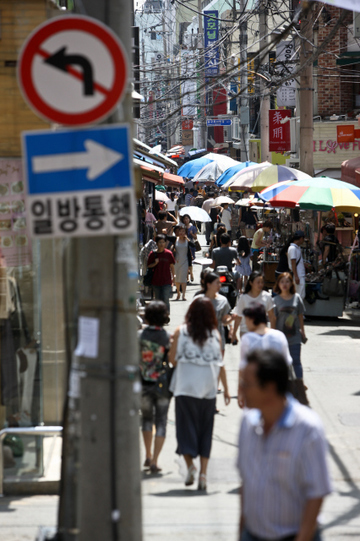 &raquo; 내년 총선과 대선에서 부산 민심은 어디를 향할까. 부산 중구 신창동의 한 거리 표지판이 현재의 정치 상황과 맞물려 재미있게 읽힌다. 왼쪽으로는 절대 가지 말라고 가리키고 있다. 한겨레21 박승화