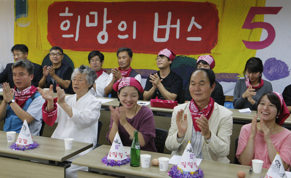 정리해고와 비정규직 없는 세상을 위한 5차 희망의 버스 기획단 참가자들이 15일 오후 서울 정동 민주노총에서 기자회견을 열어 다음달 8일 부산으로 떠나는 계획을 밝힌 뒤 손뼉을 치고 있다.  김정효 기자 hyopd@hani.co.kr