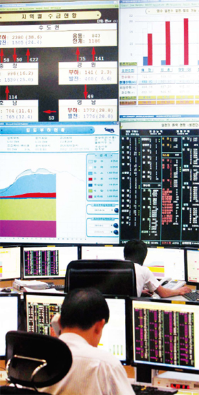 15일 오후 서울 강남구 전력거래소 중앙급전소에서 직원들이 전력 수급 상황을 파악하고 있다. 전광판에 지역별 수급 현황과 일일부하 현황이 표시돼 있다. 이종근 기자 root2@hani.co.kr