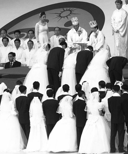 지난 1997년 미국에서 국제합동결혼식을 주례하고 있는 문교주 부부.