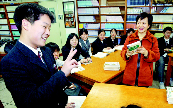 토론 수업은 학생들의 자발성을 끌어내기 좋은 수업 방법 가운데 하나다. 사진은 서울의 중학교에서 학생들이 독서토론을 하면서 자신의 생각을 발표하는 모습.  김종수 기자  joongsoo@hani.co.kr