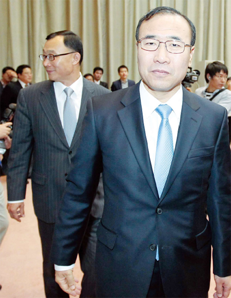 한상대 검찰총장(오른쪽)이 20일 오전 서울 서초구 서초동 대검찰청에서 열린 전국특수부장회의에서 인사말을 한 뒤 회의장을 나서고 있다. 왼쪽은 채동욱 대검찰청 차장검사. 박종식 기자 <A href="mailto:anaki@hani.co.kr">anaki@hani.co.kr</A>