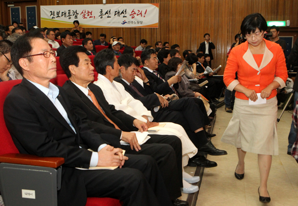 이정희 민주노동당 대표가 25일 오후 서울 성북구민회관에서 열린 ‘2011 민주노동당 대의원대회’에서 인사말을 마친 뒤 권영길, 천영세, 강기갑 전 대표 앞을 지나고 있다. 강재훈 선임기자 khan@hani.co.kr