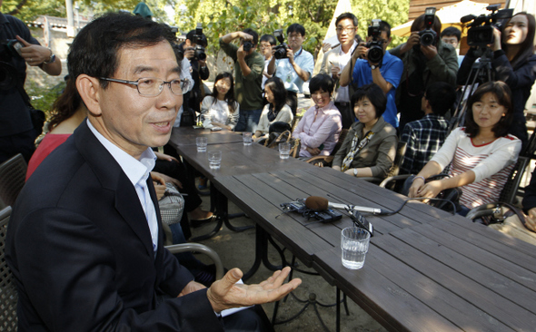 범야권 예비후보인 박원순 변호사가 26일 오전 서울 종로구 팔판동 한 카페에서 ‘가계부 쓰는 주부모임’ 회원들과 간담회를 하고 있다.  김정효 기자 yopd@hani.co.kr