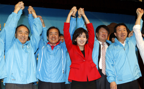 한나라당 나경원 서울시장 후보(가운데)와 홍준표 대표(왼쪽 둘째), 서울시 당협위원장들이 28일 오전 국회 의원회관 대회의실에서 열린 서울시장 후보자 추천장 수여식에서 손을 맞잡아 들어올리고 있다.  김명진 기자 littleprince@hani.co.kr