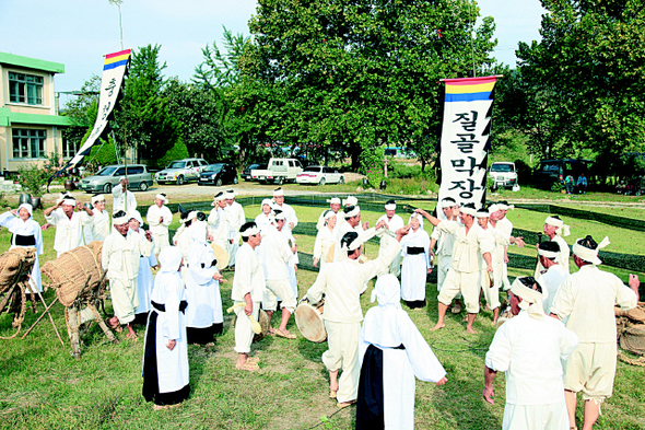 충북 영동군 용산면 부상리 질골 주민들이 28일 오후 옛 부상초 터에 자리잡은 옹기공방 ‘토사랑 도예마을’ 마당에서 질골 막장 소리를 시연하고 있다. 충북 영동군청 제공