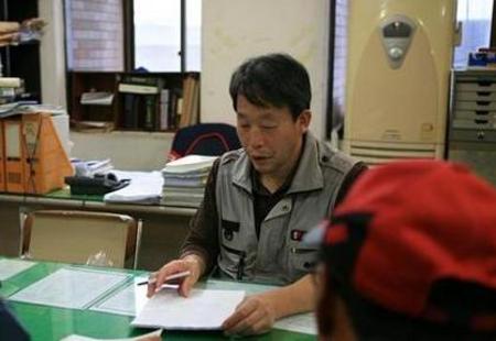 지난 22일 이국석 부산지역일반노동조합 위원장이 사무실로 찾아온 정화조 청소 노동자와 상담하고 있다.