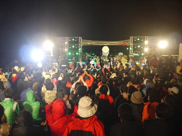 제주 서귀포시 강정마을 강정포구에서 1일 열린 ‘강정마을 생명평화축제 - 울지마 구럼비! 힘내요 강정!’평화문화제에 참가한 시민들이 공연에 맞춰 흥겨워하고 있다. 허호준 기자.