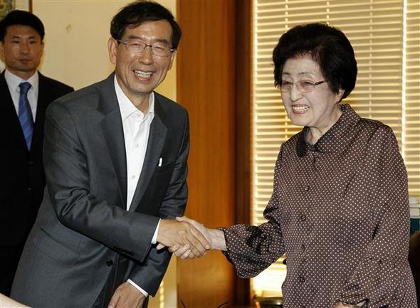서울시장 범야권 단일 후보인 박원순 후보가 5일 서울 마포구 동교동 김대중도서관에서 김대중 전 대통령의 부인 이희호씨를 만나 악수하고 있다. 국회사진기자단