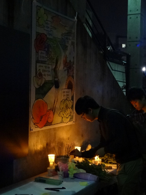 지난 6일 저녁 서울 성북구 석관동 한국예술종합학교 학생본부 앞에 설치된 분향소에서 이 학교 학생이 최근 스스로 목숨을 끊은 동료 학생 4명의 명복을 빌고 있다.   최우리 기자