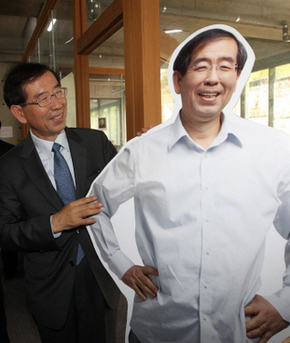 서울시장 야권 단일후보인 박원순 후보가 7일 오전 서울 종로구 안국동 선거사무실에서 무소속 출마 입장발표 기자회견을 마친 뒤 자신의 모형을 보며 웃고 있다.  박종식 기자 anaki@hani.co.kr