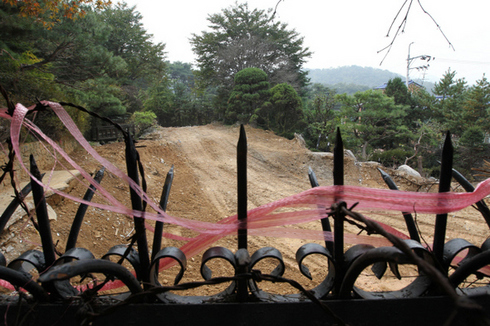 이명박 대통령이 퇴임 뒤 거주하겠다며 새로 터를 구입한 서울 서초구 내곡동 20-17번지 일대 9필지에서 9일 오후 현재 터파기 공사가 진행중이다.  김봉규 기자 bong9@hani.co.kr