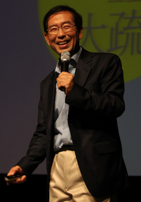 박원순 서울시장 야권 단일후보가 9일 오전 서울 중구 정동 이화여고 100주년 기념관에서 열린 공약설명회에서 밝게 웃고 있다. 박종식 기자