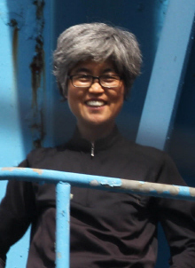 정리해고 철회를 요구하며 한진중공업 부산 영도조선소 ‘85호 크레인’ 위에서 농성중인 김진숙 민주노총 부산본부 지도위원이 8일 오후 자신을 응원하러 온 희망버스 참가자들을 보고 환하게 웃고 있다.  부산/류우종 기자 wjryu@hani.co.kr