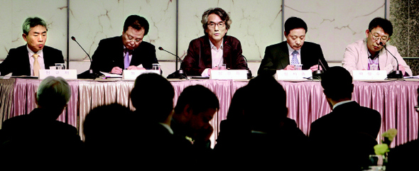 &raquo; 지난 9월29일 전국경제인연합회가 주최한 세미나 ‘한국 경제 향후 50년을 위한 경제계의 역할 재정립’에서는 재벌의 사회책임이 핵심 화두로 제시됐다. 참석자들은 한국 경제와 기업의 지속 가능한 성장을 위해서는 재벌의 사회책임이 중요하다고 강조했다. 한겨레21 김경호