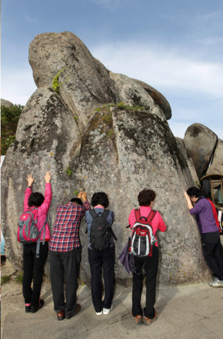 2012학년도 대학수학능력시험(수능)을 한 달여 앞둔 10일 경북 경산시 와촌면 팔공산 갓바위를 찾은 학부모들이 바위 앞에서 자녀들의 수능 고득점을 기원하고 있다. 
 경산/류우종 기자 wjryu@hani.co.kr